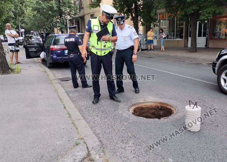 Две коли хлътнаха в улична шахта до съда в Хасково