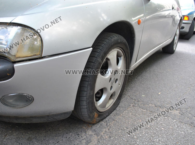 Две коли хлътнаха в улична шахта до съда в Хасково