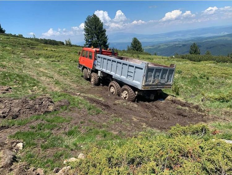  Багери прокарват чакълени алеи при Рилските езера за милиони