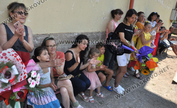 Песни, танци и сълзи за изпращането на седмокласниците в Конуш (видео)