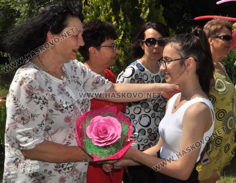 Песни, танци и сълзи за изпращането на седмокласниците в Конуш (видео)