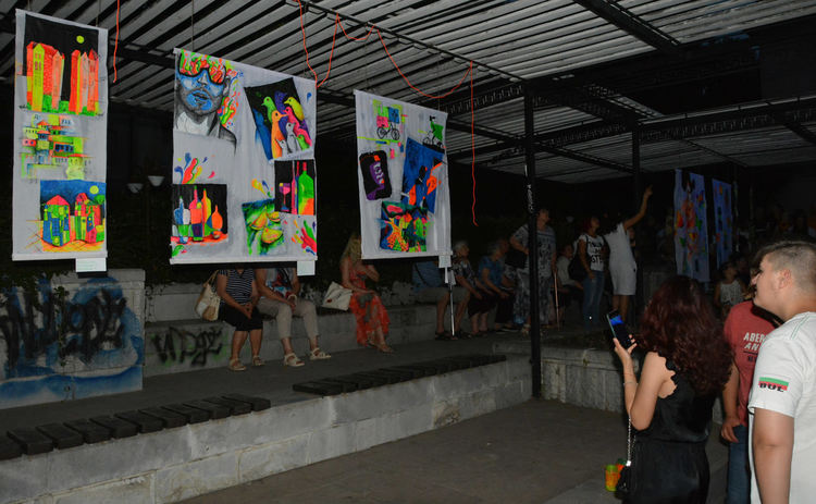 Цвят, светлина и колорит в центъра на Хасково