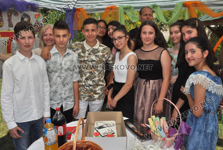 Песни, танци и сълзи за изпращането на седмокласниците в Конуш (видео)