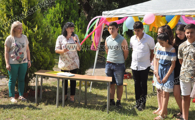 Песни, танци и сълзи за изпращането на седмокласниците в Конуш (видео)