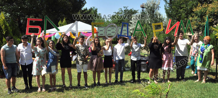 Песни, танци и сълзи за изпращането на седмокласниците в Конуш (видео)