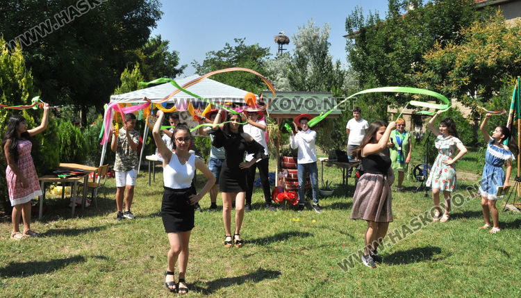 Песни, танци и сълзи за изпращането на седмокласниците в Конуш (видео)