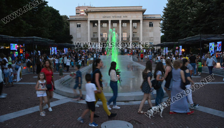 Цвят, светлина и колорит в центъра на Хасково