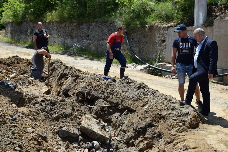 Кметът на  Ардино инж. Изет Шабан инспектира работата по водопроводната мрежа в Бял извор, Брезен и Ябълковец