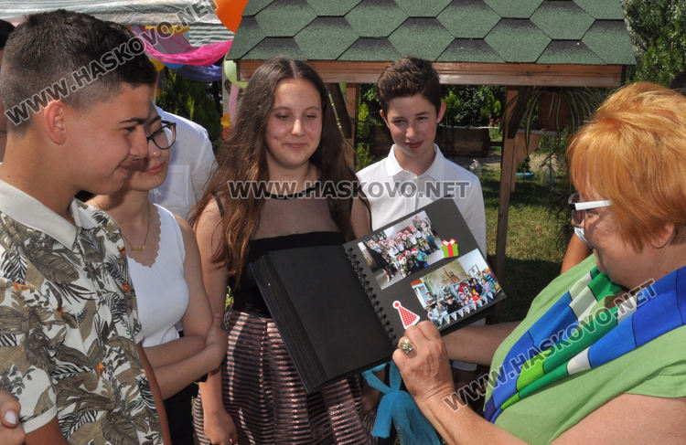 Песни, танци и сълзи за изпращането на седмокласниците в Конуш (видео)