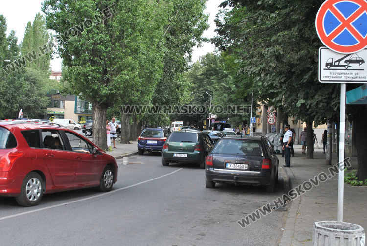 Две коли хлътнаха в улична шахта до съда в Хасково
