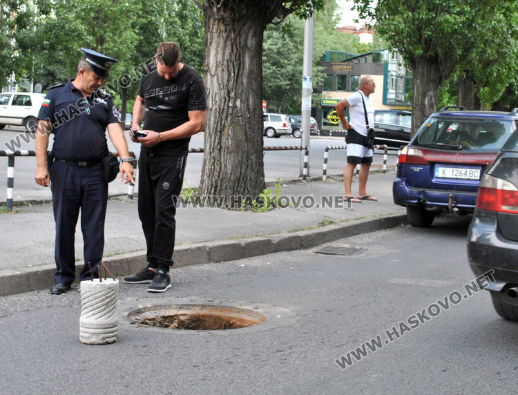 Две коли хлътнаха в улична шахта до съда в Хасково