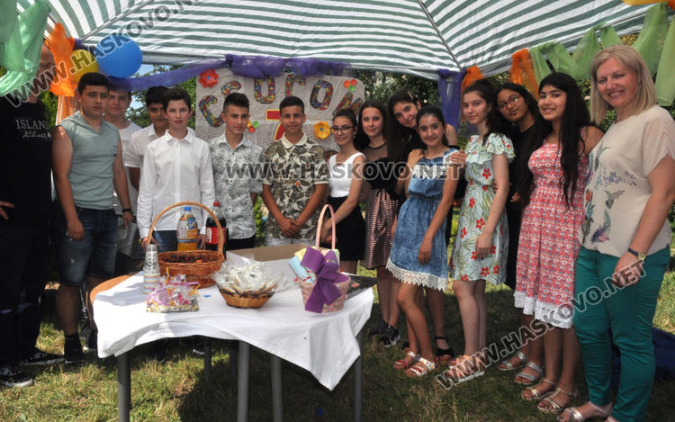 Песни, танци и сълзи за изпращането на седмокласниците в Конуш (видео)