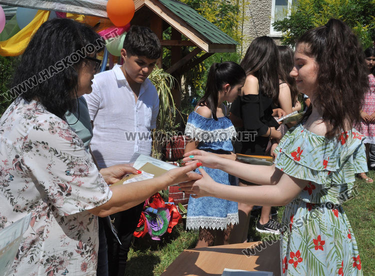 Песни, танци и сълзи за изпращането на седмокласниците в Конуш (видео)