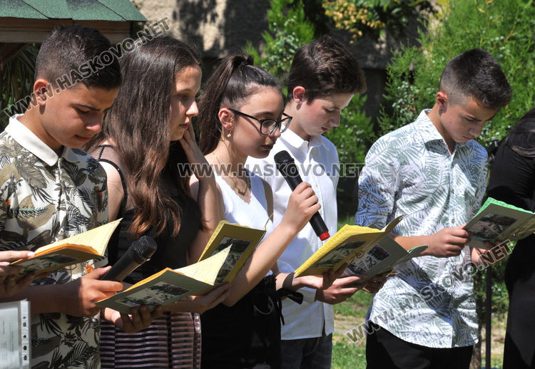 Песни, танци и сълзи за изпращането на седмокласниците в Конуш (видео)