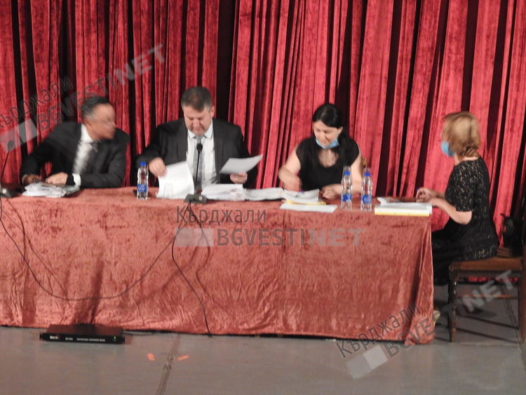 Жега в Кърджали, жега и горещи дебати в местния парламент за оздравителния план