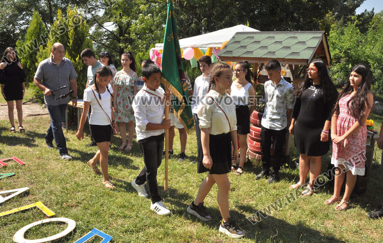 Песни, танци и сълзи за изпращането на седмокласниците в Конуш (видео)