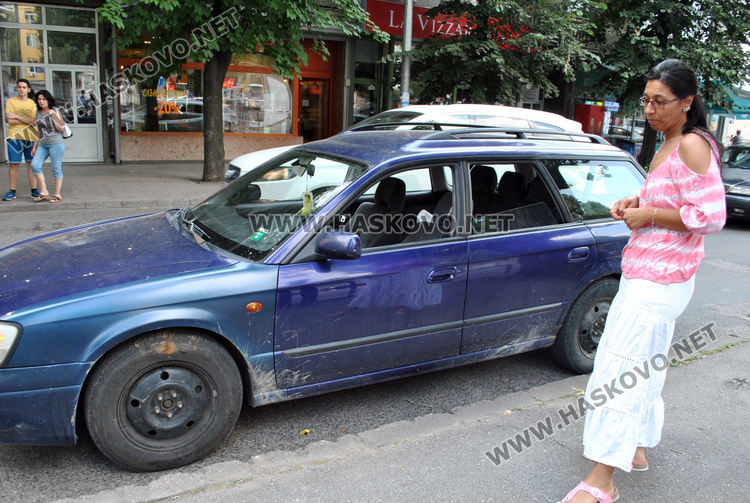 Две коли хлътнаха в улична шахта до съда в Хасково