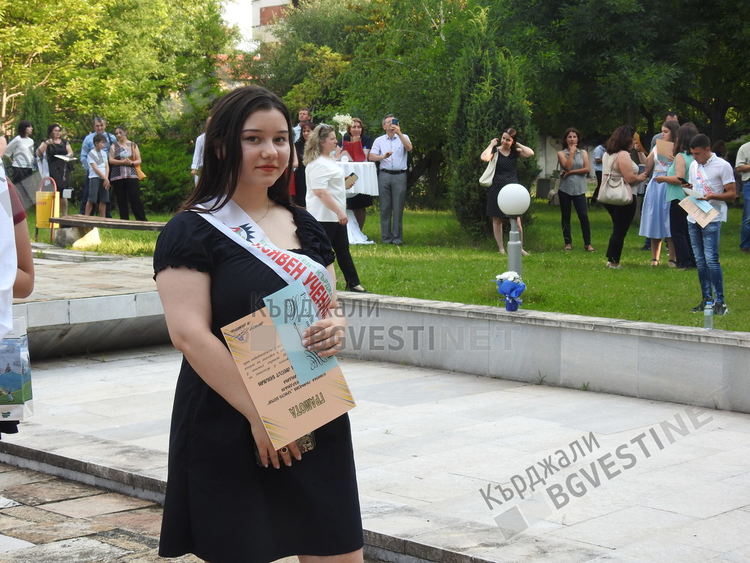 Езиковата гимназия награди 106 изявени ученици и 23 преподаватели