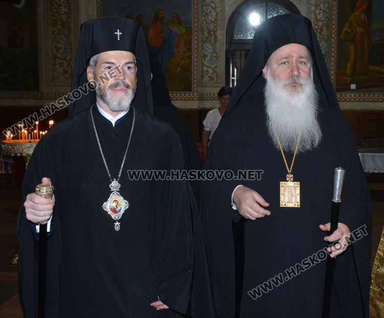 Миряни посрещнаха в Харманли мощите на Свети Иван Рилски (видео)