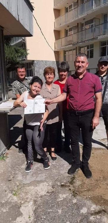 На 34 години родопчанката Ася, която плете терлици с крака, се дипломира