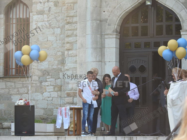 Езиковата гимназия награди 106 изявени ученици и 23 преподаватели