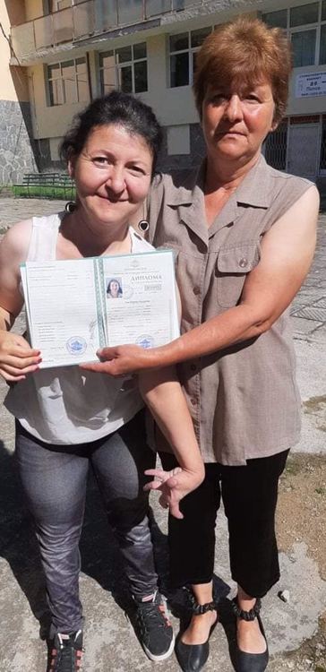 Всички учители в училището се радват на успеха на упоритата и усмихната Ася и й пожелават успех