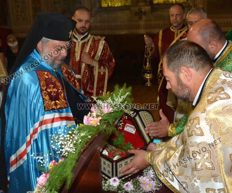 Миряни посрещнаха в Харманли мощите на Свети Иван Рилски (видео)