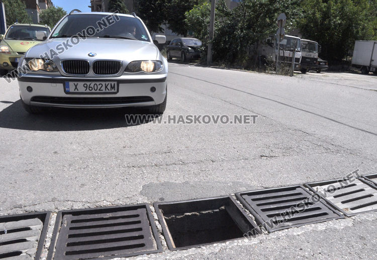 Хасковлия сигнализира за опасна улична шахта край реката