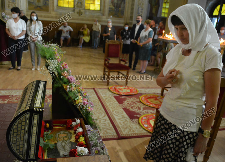 Миряни посрещнаха в Харманли мощите на Свети Иван Рилски (видео)