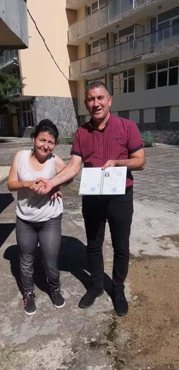 Директорът Пенчо Токучев е горд с успеха на упоритата млада жена, която призказал голяма подкрепа, за да се реши да започне да учи в инвалиден столнава, че той й о