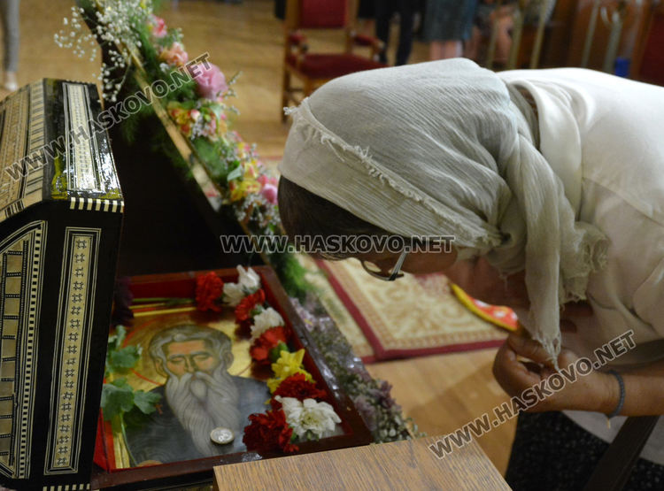 Миряни посрещнаха в Харманли мощите на Свети Иван Рилски (видео)