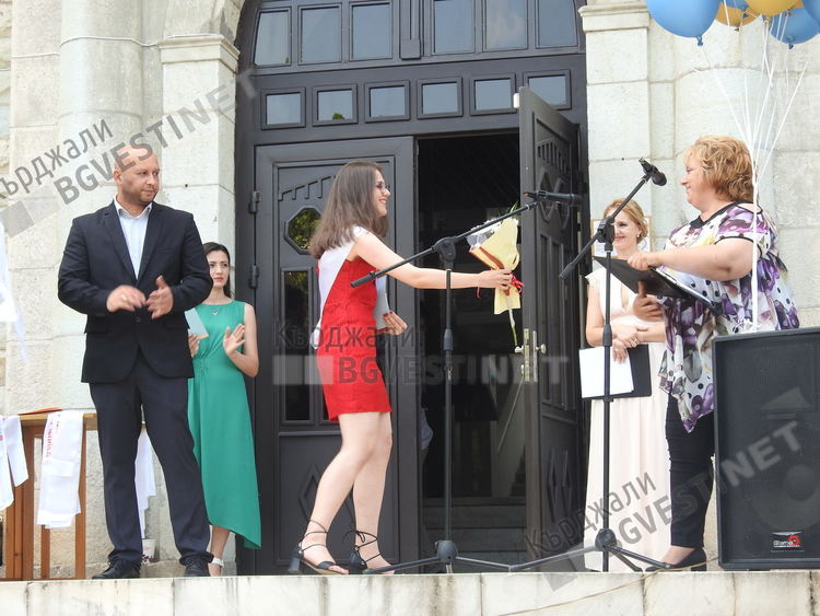 Езиковата гимназия награди 106 изявени ученици и 23 преподаватели