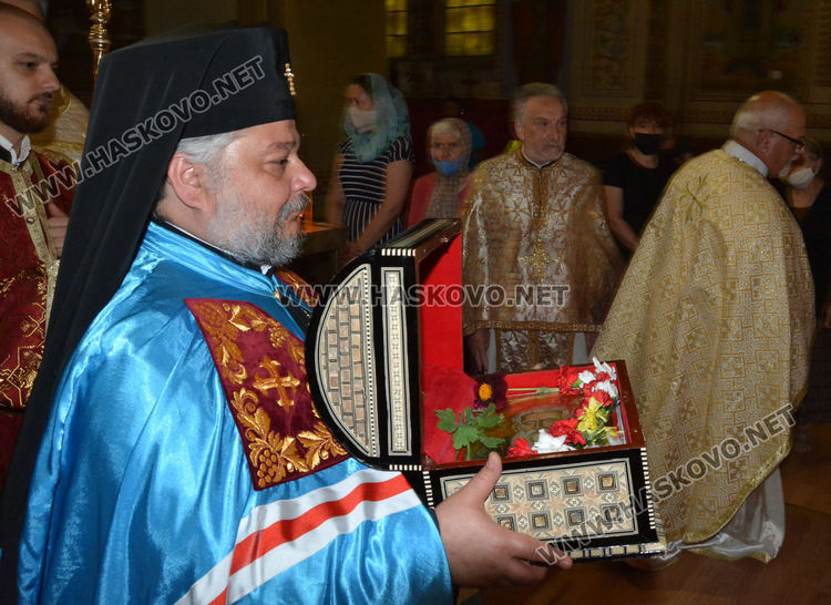 Миряни посрещнаха в Харманли мощите на Свети Иван Рилски (видео)
