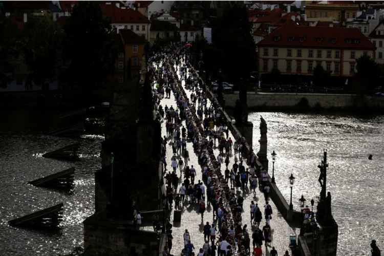 Пир по време на епидемия: Стотици хора вечеряха заедно в центъра на Прага