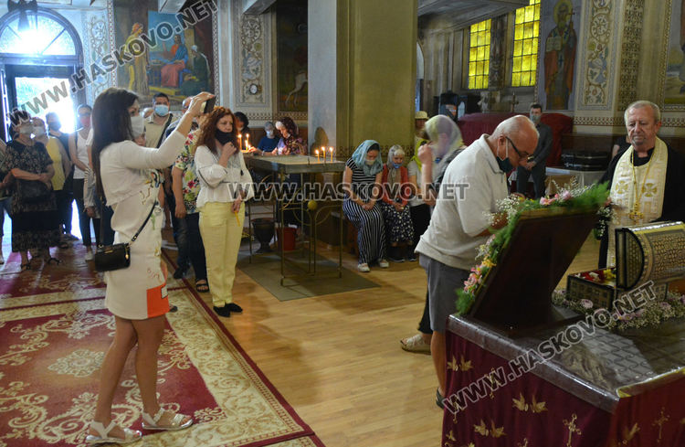 Миряни посрещнаха в Харманли мощите на Свети Иван Рилски (видео)