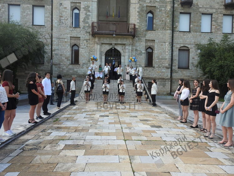 Езиковата гимназия награди 106 изявени ученици и 23 преподаватели