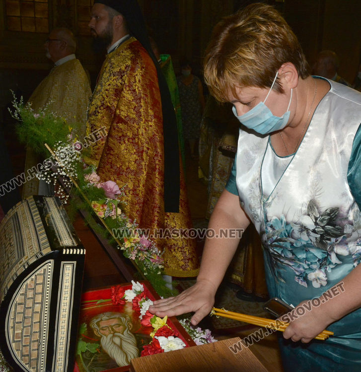 Миряни посрещнаха в Харманли мощите на Свети Иван Рилски (видео)