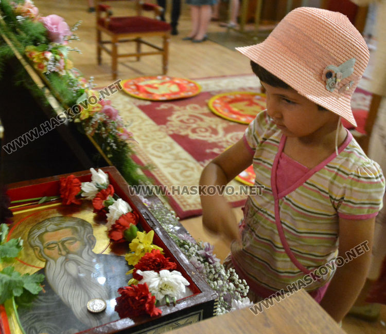 Миряни посрещнаха в Харманли мощите на Свети Иван Рилски (видео)