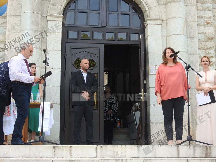 Езиковата гимназия награди 106 изявени ученици и 23 преподаватели