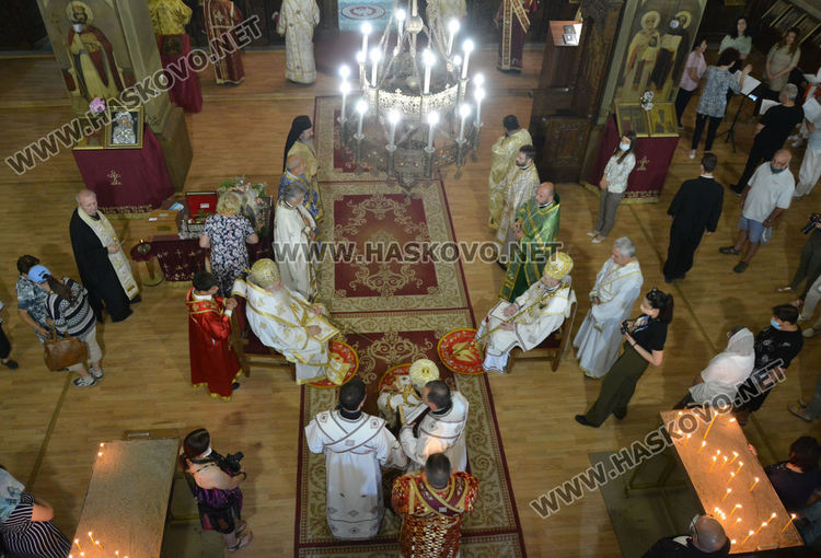 Миряни посрещнаха в Харманли мощите на Свети Иван Рилски (видео)