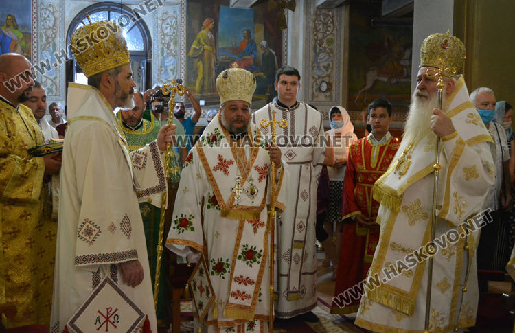 Миряни посрещнаха в Харманли мощите на Свети Иван Рилски (видео)