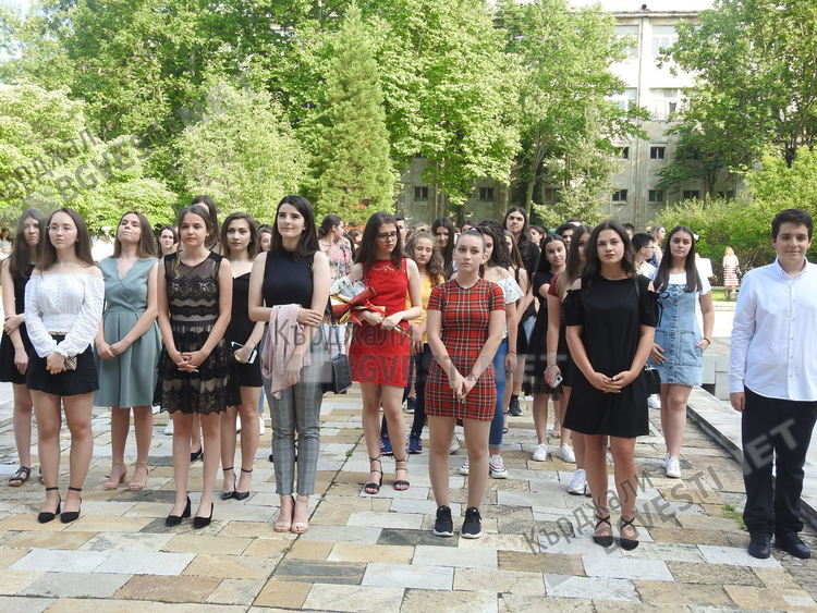 Езиковата гимназия награди 106 изявени ученици и 23 преподаватели