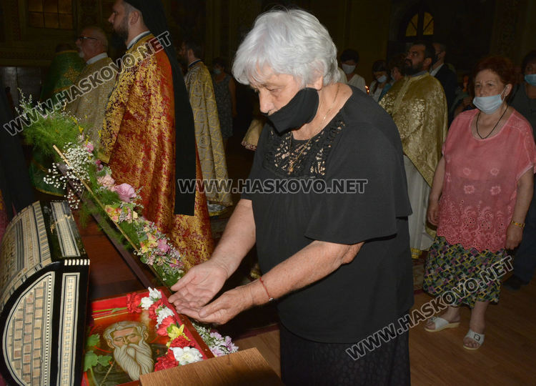 Миряни посрещнаха в Харманли мощите на Свети Иван Рилски (видео)