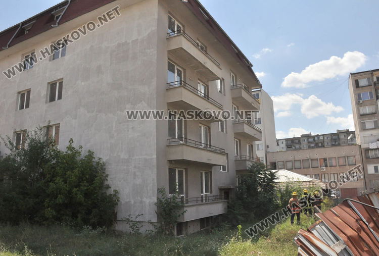 Огнеборци гасиха сухи треви до общинските блокове в "Орфей"