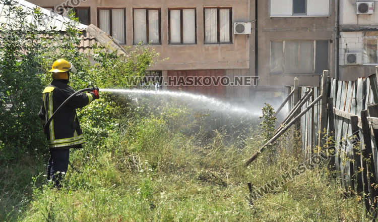 Огнеборци гасиха сухи треви до общинските блокове в "Орфей"