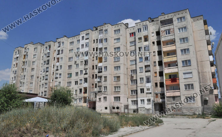 Огнеборци гасиха сухи треви до общинските блокове в "Орфей"