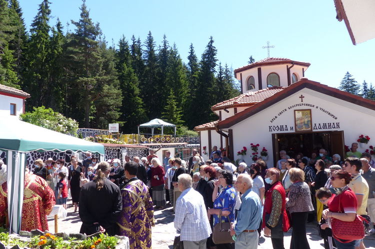 Митрополит Николай ще освети новия трети храм в манастира "Св. Пантелеймон" над Смолян