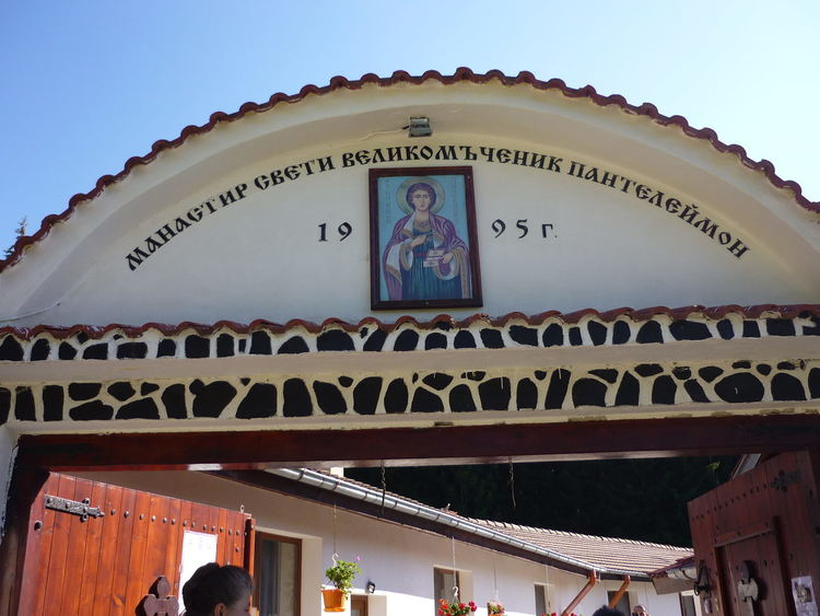 Заради епидемията отлагат освещаването на третия храм в манастирския комплекс над Смолян