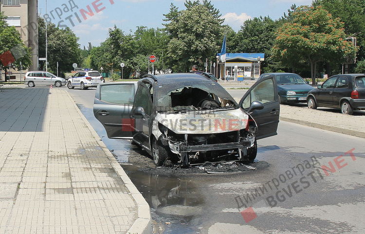 Пежо изгоря в центъра на Димитровград