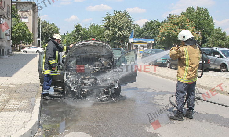 Пежо изгоря в центъра на Димитровград